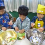 満3歳児（２才児）のひよこ組がお料理に挑戦！？