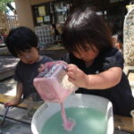 『やってみたい』から始まるこどもの探究〜ひよこ組の砂と水あそび